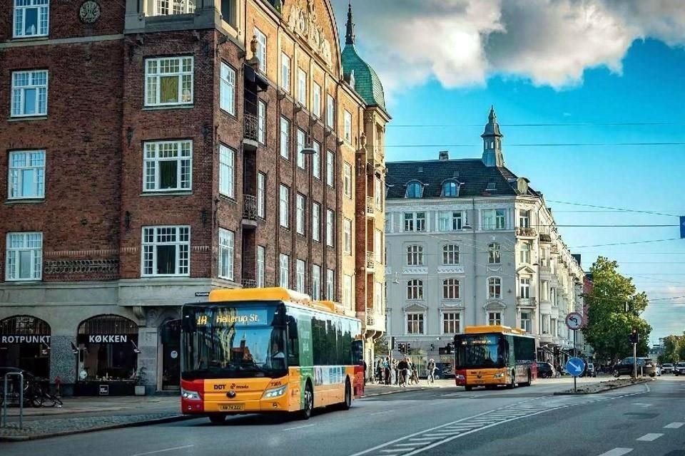 Autobuses totalmente eléctricos fabricados por la empresa china Yutong circulan por una calle de Copenhague, capital de Dinamarca.