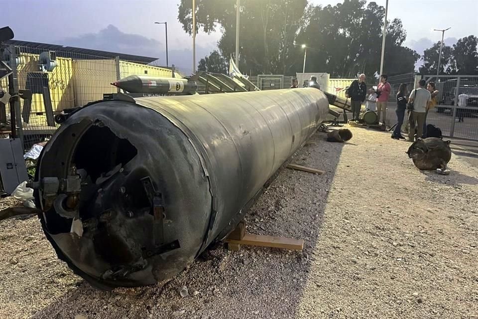 Un fragmento de misil que fue lanzado por Irán es analizado por autoridades israelíes.