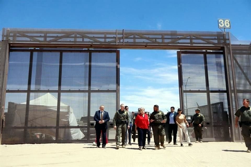 Bárcena recorrió puntos clave de la frontera en El Paso junto con personal de la Patrulla Fronteriza.