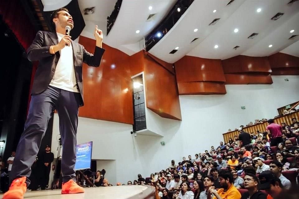 Jorge Álvarez Máynez se reunió con estudiantes en la Universidad Autónoma de Sinaloa.