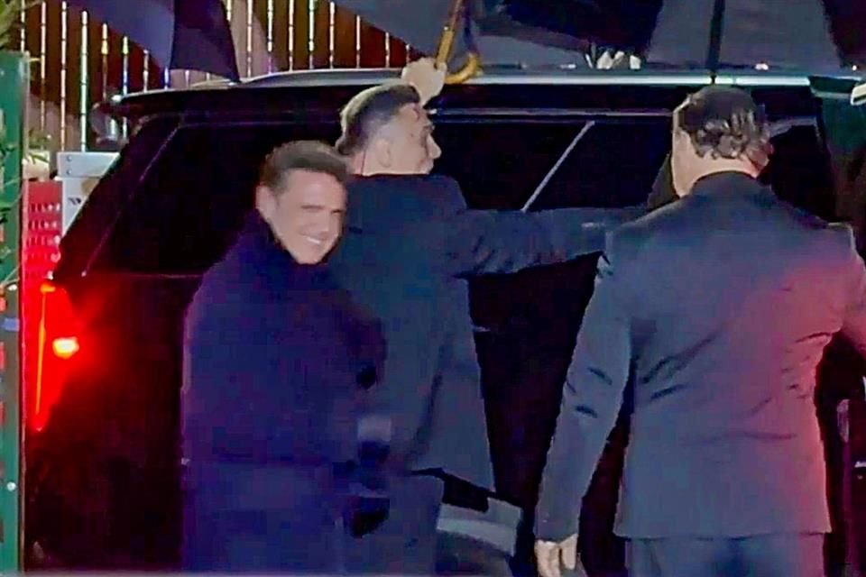 Luis Miguel empezó sus celebraciones de cumpleaños de manera íntima con su hija Michelle Salas, en un restaurante en Los Ángeles.