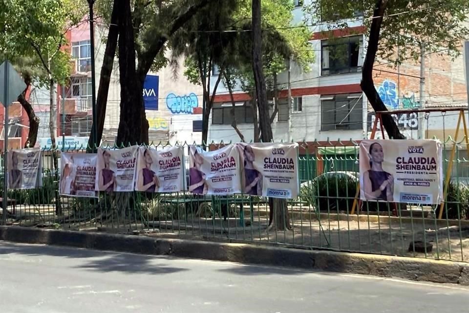 Alrededor del Sendero Seguro fueron colocadas decenas de lonas que promueven a la morenista Claudia Sheinbaum.