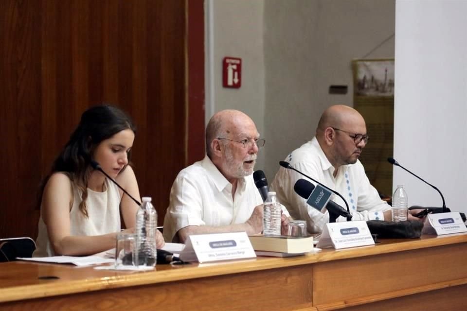 El Ministro Juan Luis González Alcántara (al centro) y sus secretarios de estudio y cuenta, Daniela Carrasco y Fernando Sosa, respectivamente, durante la mesa de análisis.