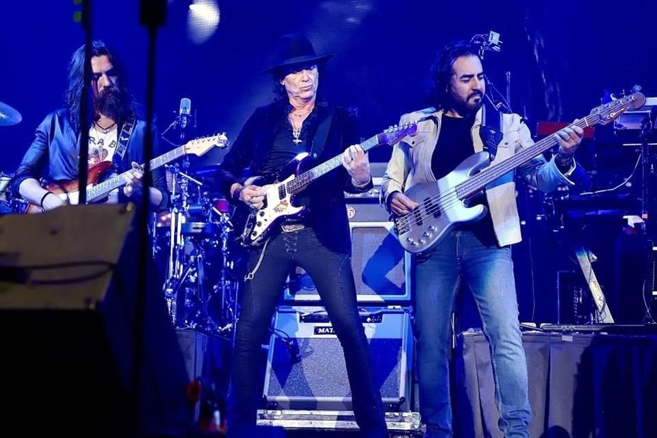 Público de diferentes generaciones se entregó a Caifanes en el Auditorio Nacional, donde rockearon y urgieron castigo a feminicidios.