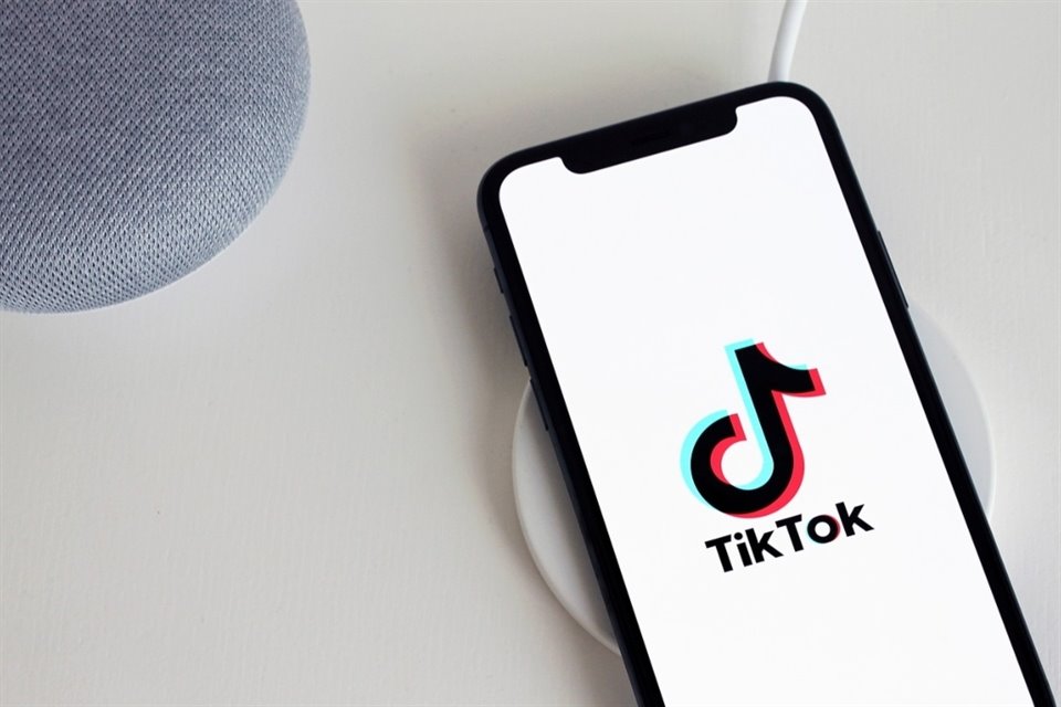 Cámara de EU aprobó un proyecto que forzaría a TikTok a romper lazos con su matriz en China, ByteDance, o prohibiría la app en ese país.