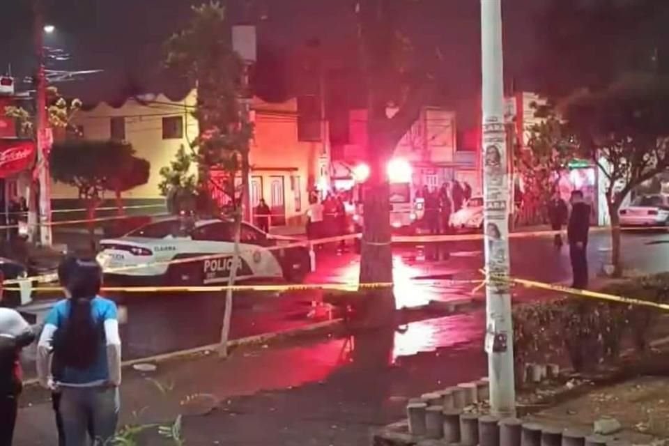 La movilización policiaca se dio en la zona, luego de que un par de sujetos a bordo de un vehículo agredieron a balazos a tres personas que estaban platicando en el sitio.