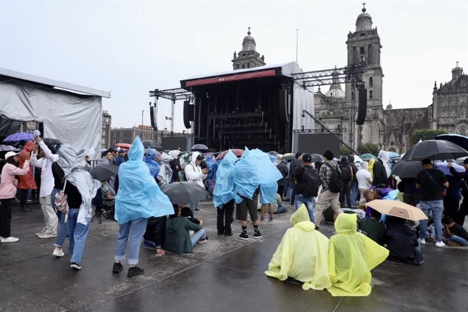 Aunque en el Zócalo capitalino esté lloviendo, para los fans de Interpol esto no es impedimento alguno. Esto es lo que se vivió.