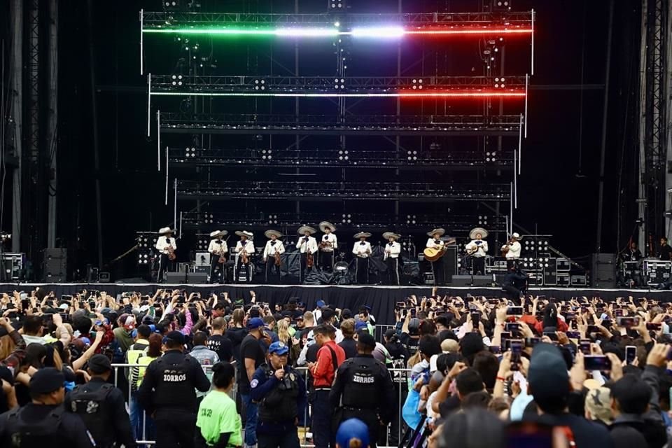 La banda estadounidense Interpol sorprendió a sus fans, que ya esperan su concierto en el Zócalo capitalino, llevándoles mariachi.