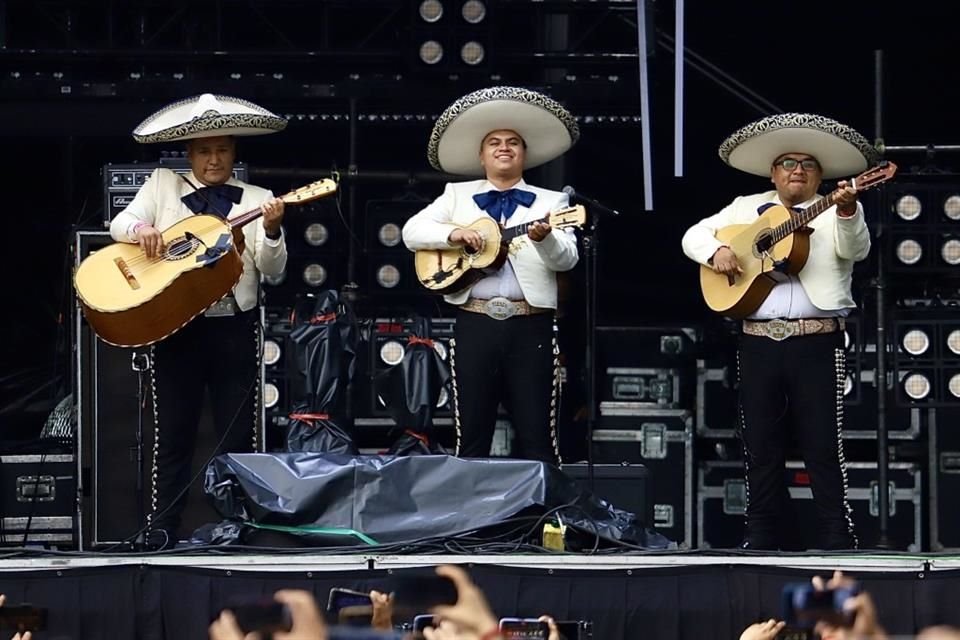 El mariachi versionó el clásico de Interpol 'Evil', ampliamente coreado por los presentes.