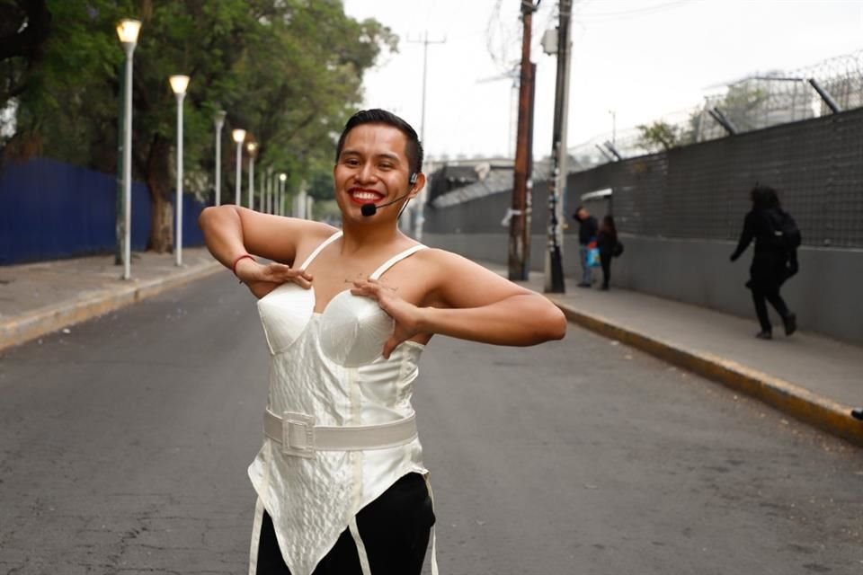 El corset blanco que lució Madonna en una de sus antiguas giras fue recreado por sus fans.