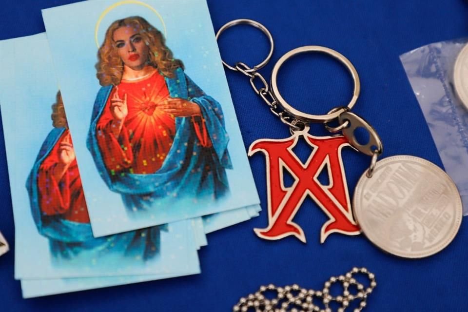 Las estampas de Santa Madonna cumplieron su misión en el primer día de la gira en México.