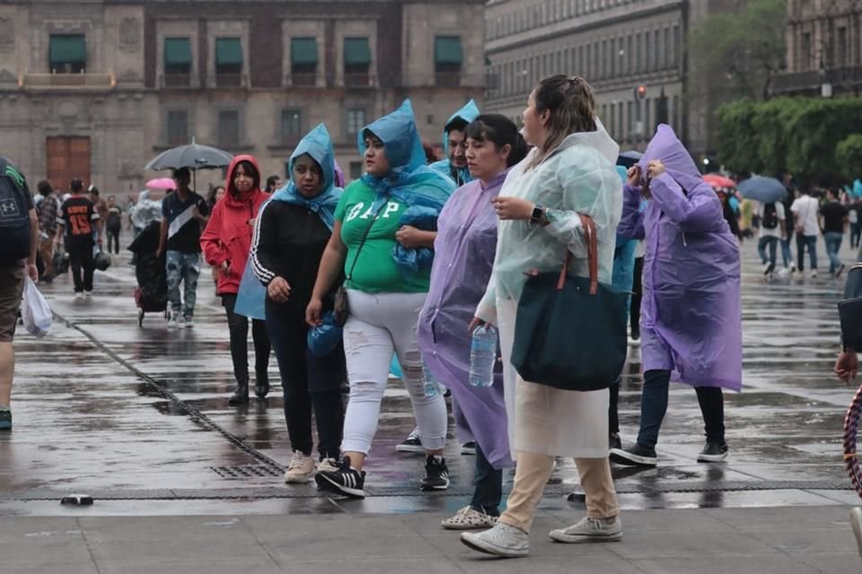 Lo que ha prevalecido en el Zócalo capitalino ha sido el cielo nublado y la lluvia previo al concierto de Interpol.