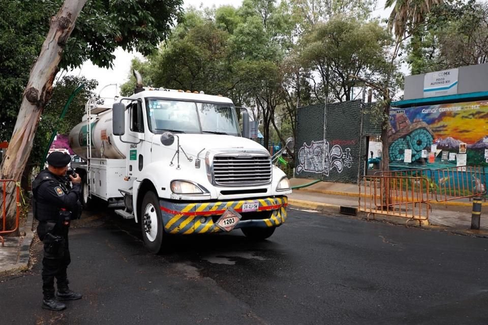 Policías y agentes de la Guardia Nacional vigilan el pozo, en la Colonia Alfonso XIII, en la Alcaldía Álvaro Obregón, durante las investigaciones del agua contaminada en Benito Juárez. 