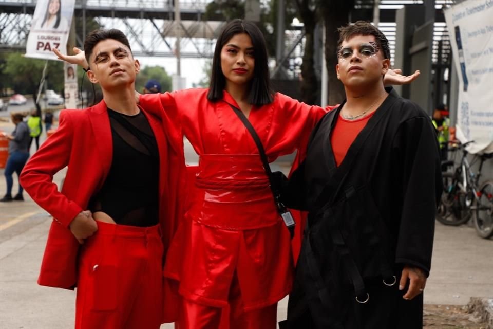 La pasión por el color rojo se hizo presente en el Palacio de los Deportes.