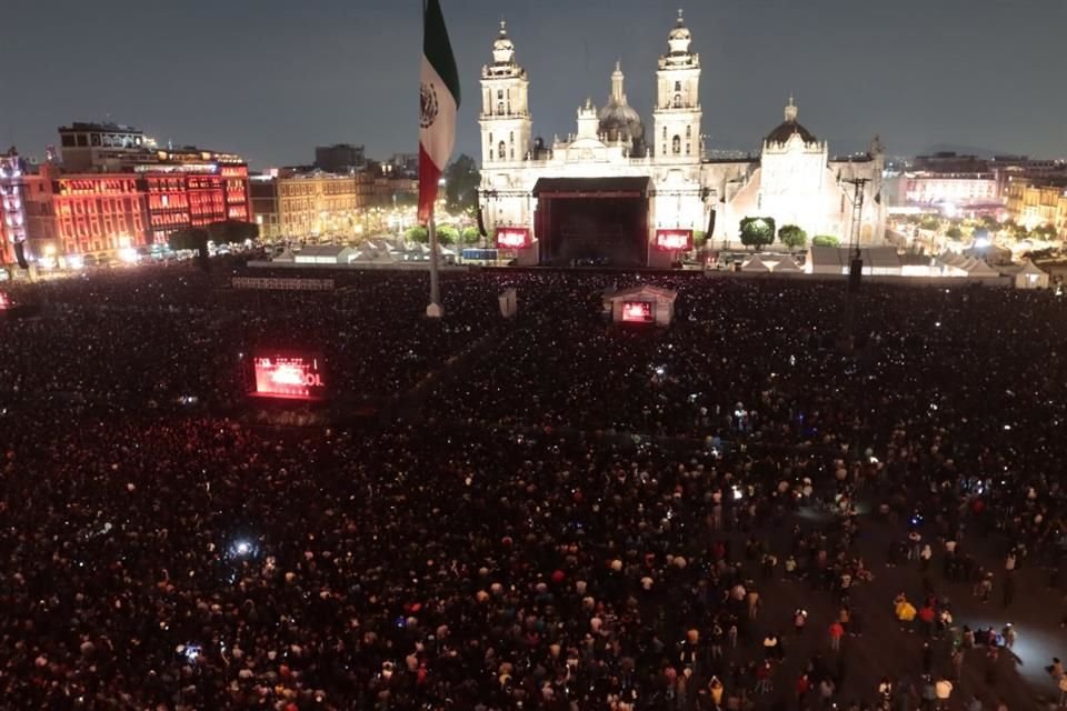 La euforia se apoderó del público cuando arrancó el concierto de Interpol en el Zócalo capitalino; abren show con su éxito 'C'mere'.