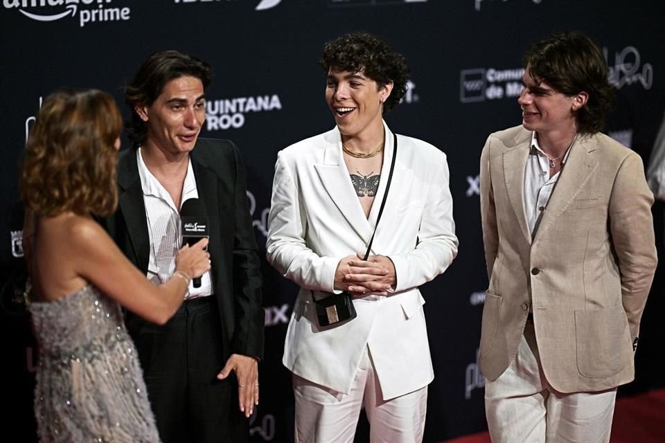 Los actores Enzo Vogrincic, Juan Caruso y Felipe González Otano a su paso por la alfombra roja.