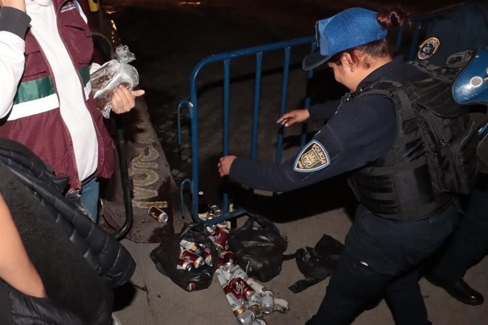 Policías impiden el acceso con bebidas embriagantes.