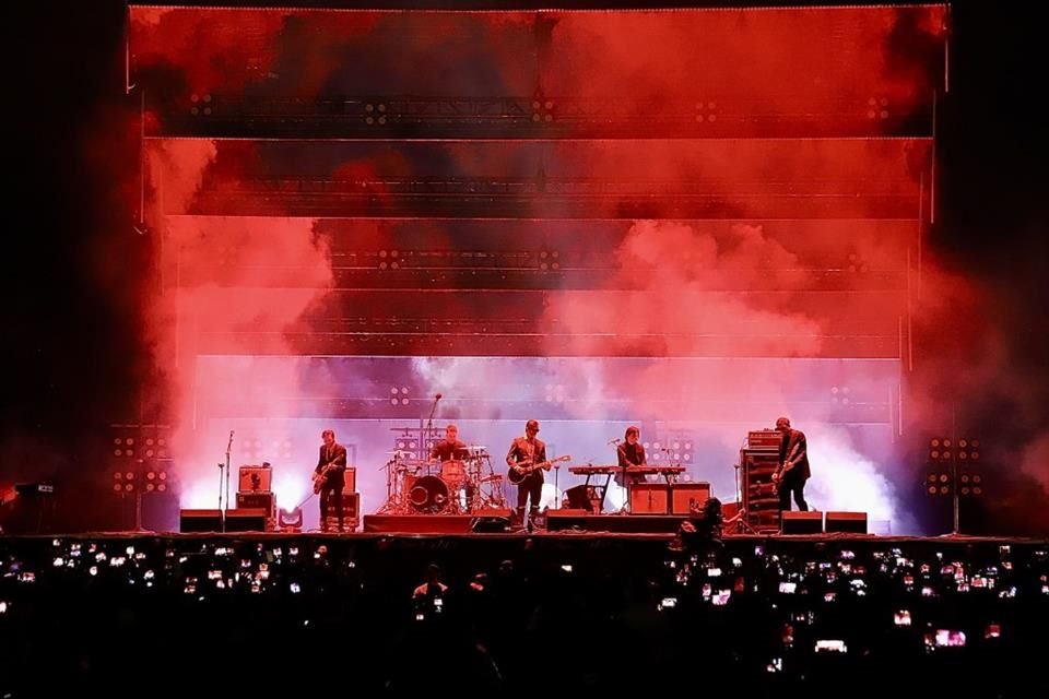 La banda neoyorquina Interpol congregó a 160 mil fans en su concierto gratuito en el Zócalo de la Ciudad de México; complacen con éxitos.