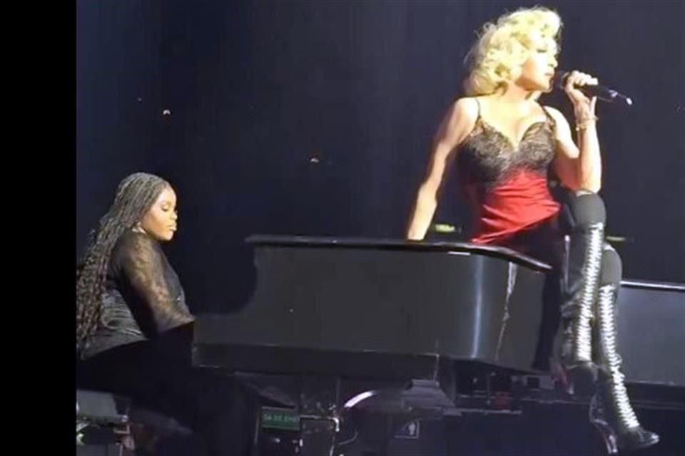 Madonna deleitó con su voz también acompañada de un piano.