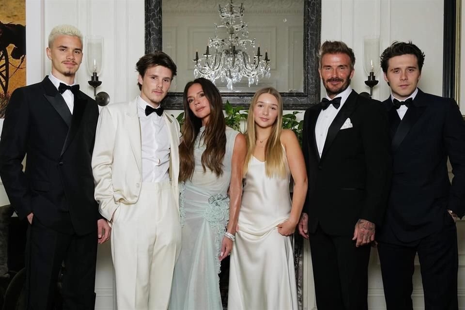 Antes de la celebración, la familia Beckham posó para la foto del recuerdo.