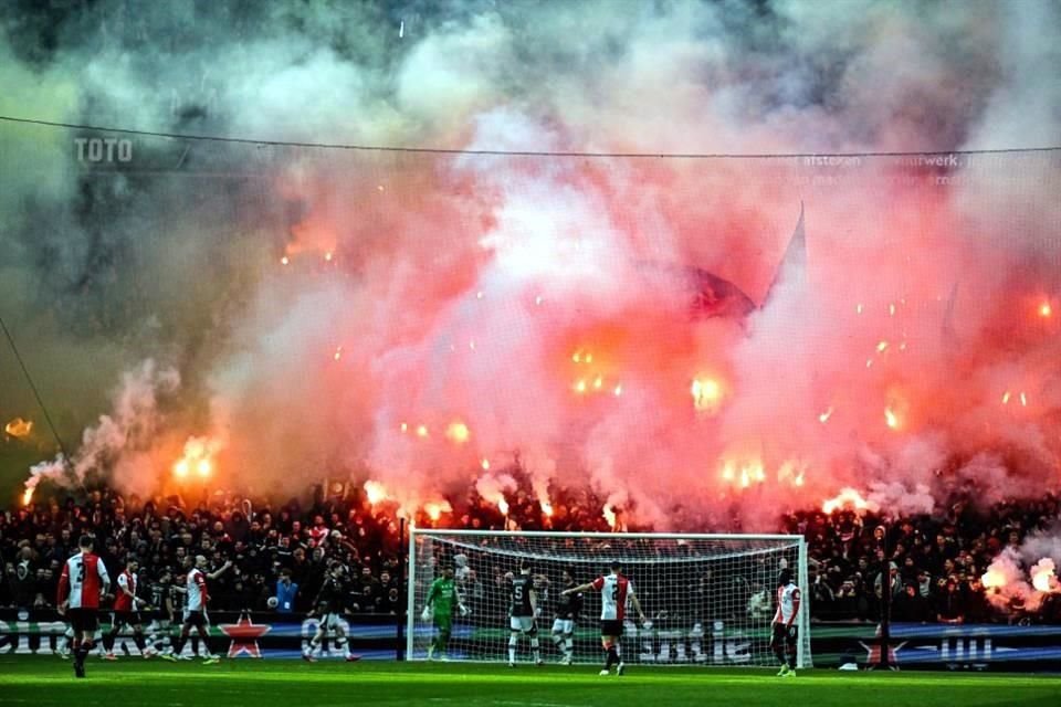 El duelo tuvo que ser suspendido algunos minutos, luego de las bengalas en una de las cabeceras.