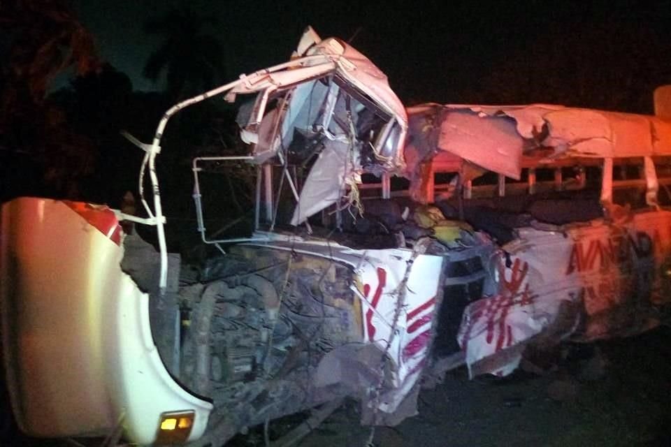 El autobús con las siglas de la asociación civil 'Avanzada Tamaulipas' quedó completamente destrozado y los 25 jugadores y el chofer heridos.