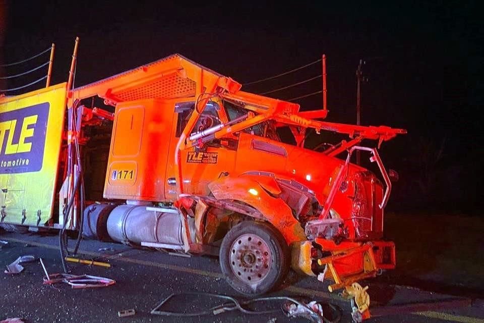 El tráiler con nodriza impactó de frente al autobús con los peloteros.