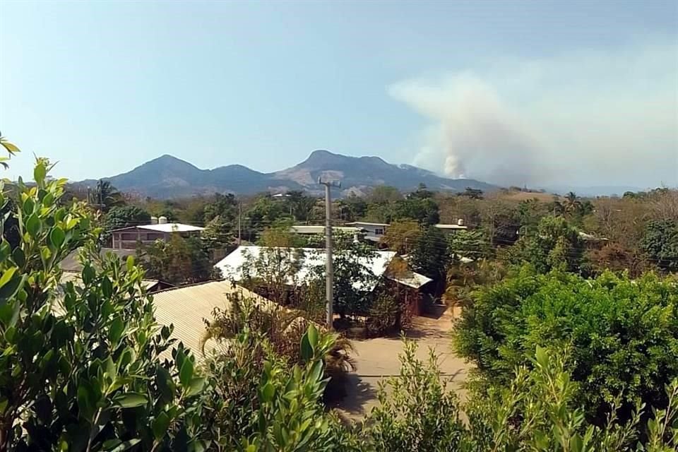 Habitantes reportaron tres incendios forestales, de los cuales uno sigue activo.