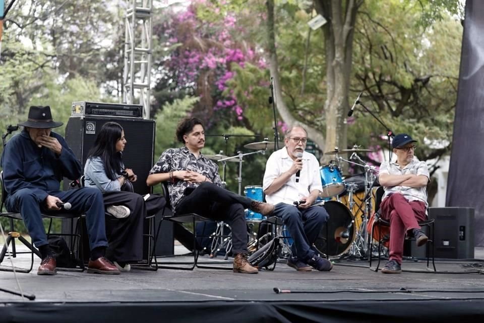 Mesa de diálogo en tributo a José Agustín, con la participación de Guillermo Fadanelli, Margot Cortázar, Emiliano Escoto, Andrés Ramírez y Pacho Paredes.