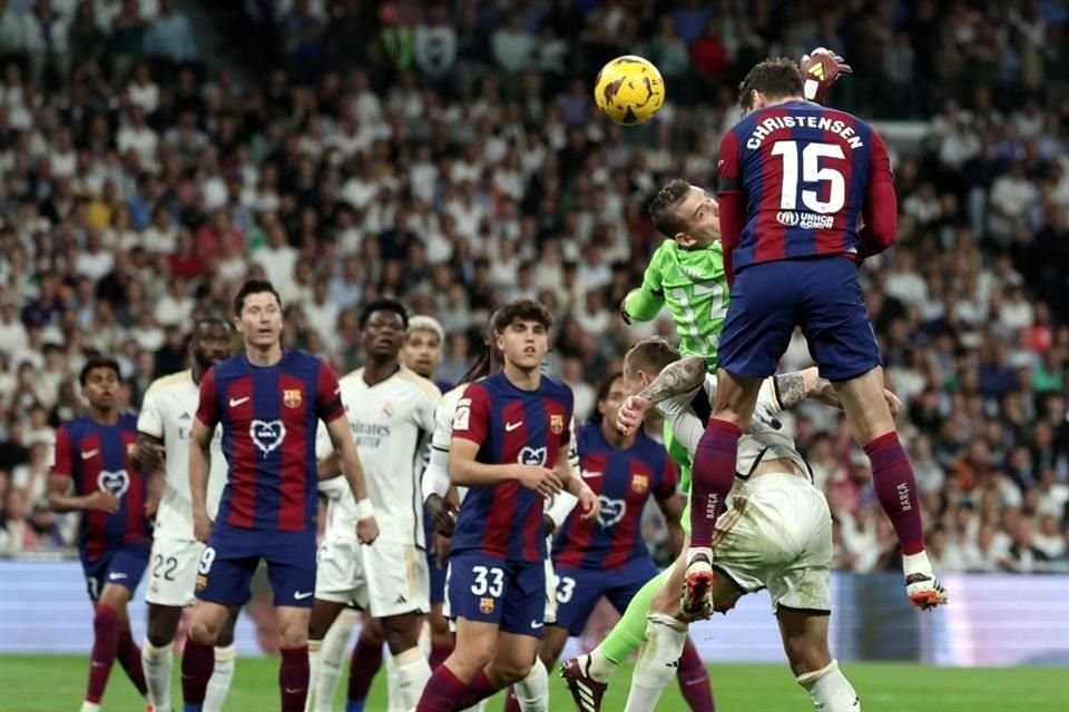 Andreas Christensen remató de esta manera ante la mala salida del meta merengue.