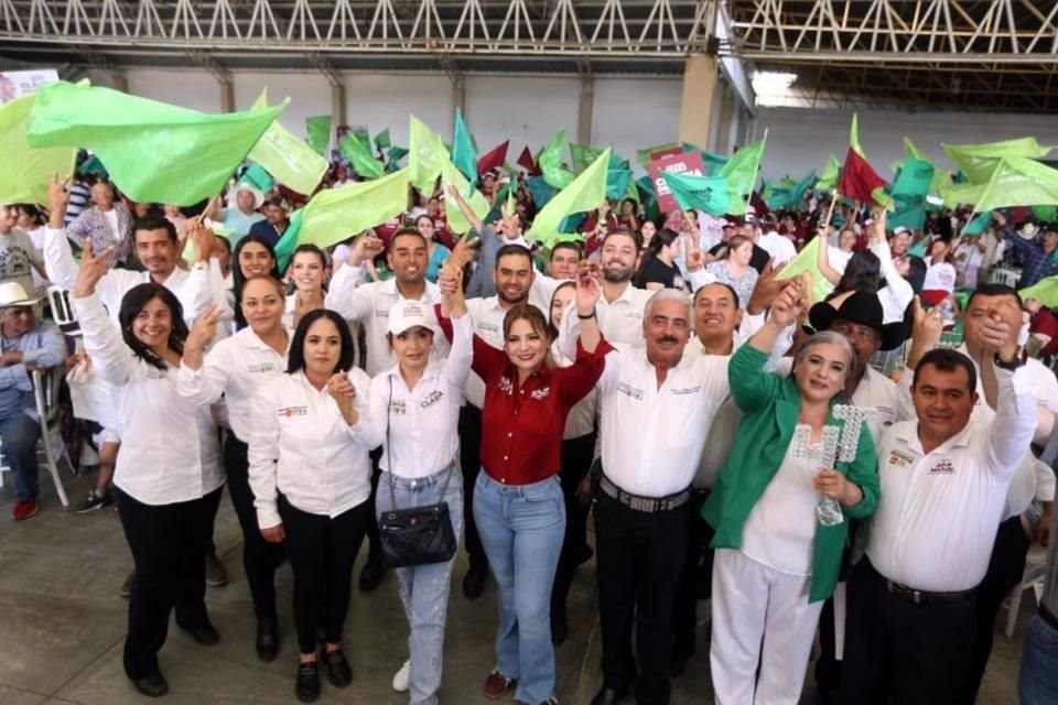 La candidata se rodeó de ganaderos y personas dedicadas al campo.