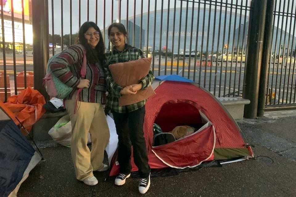 Con almohadas y cobijas, celulares y una de ellas con la compañía de su mamá, empezaron entusiasmadas la aventura.