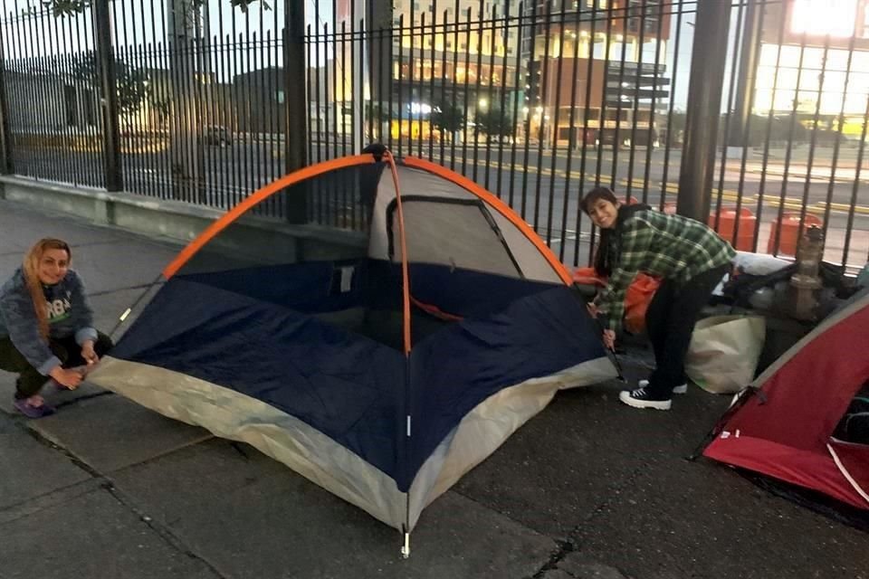 Este domingo, desde las 19:00 horas, las dos fans regias, las primeras en hacer fila, se instalaron con sus tiendas de campaña para hacer la espera de 40 horas lo más cómoda posible.