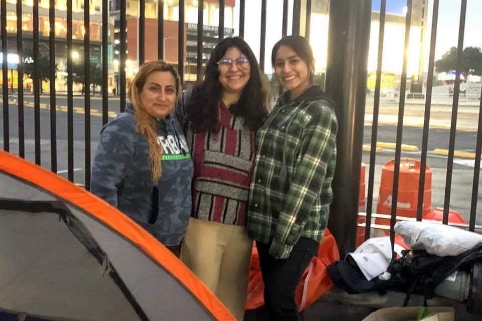 Una de las jóvenes regias es acompañada por su madre para ser las primeras en tener los boletos del concierto de CD9.