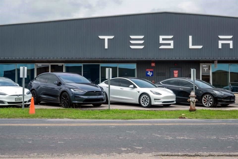 Tesla ha recortado personal y redujo los precios de sus modelos en China.