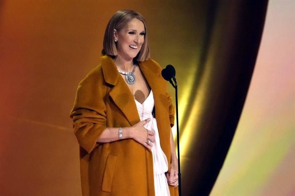 La cantante Celine Dion brilla de forma vibrante en la sesión de fotos para la portada de Vogue Francia, donde habla a profundidad sobre su salud.