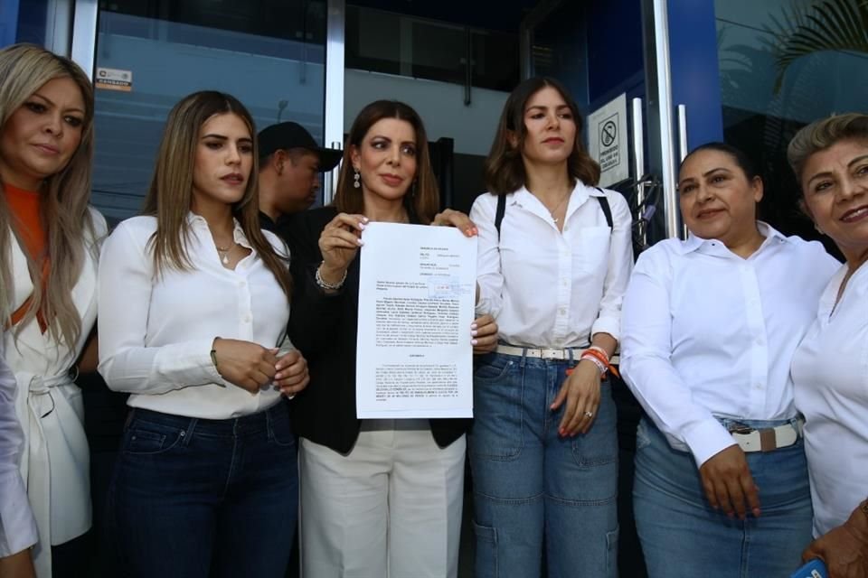 Presentan denuncia contra Claudia Delgadillo en la Fiscalía Anticorrupción por el delito de enriquecimiento ilícito.