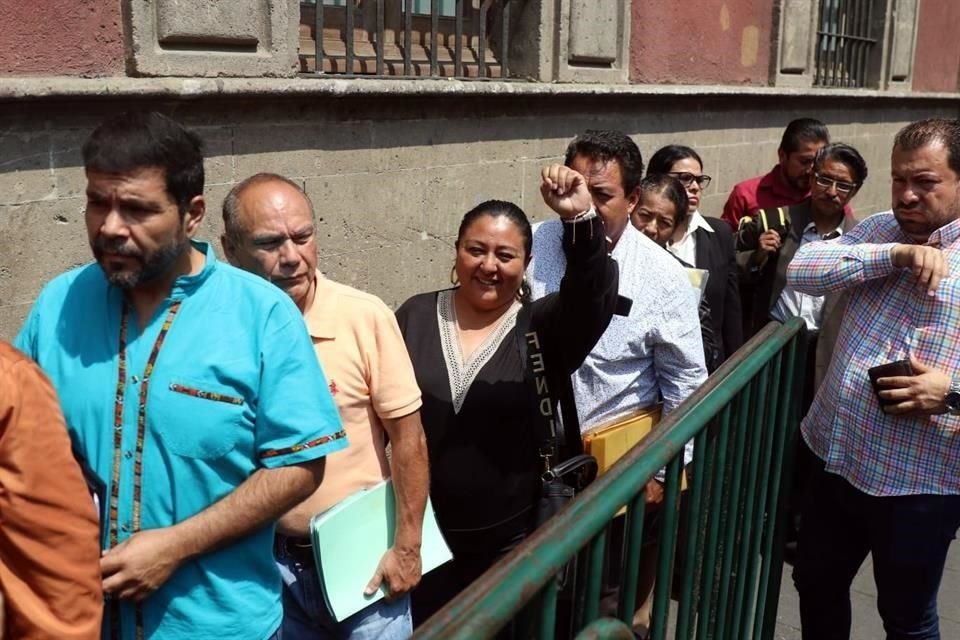 Integrantes de la CNTE a su llegada a Palacio Nacional.