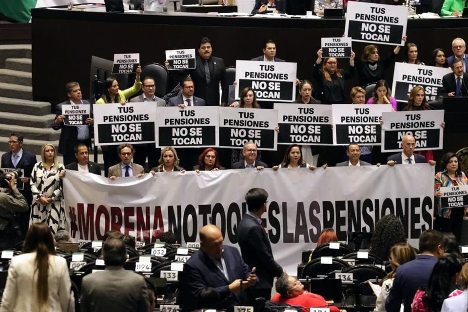 Diputados de Oposición mostraron pancartas en la Tribuna de San Lázaro.