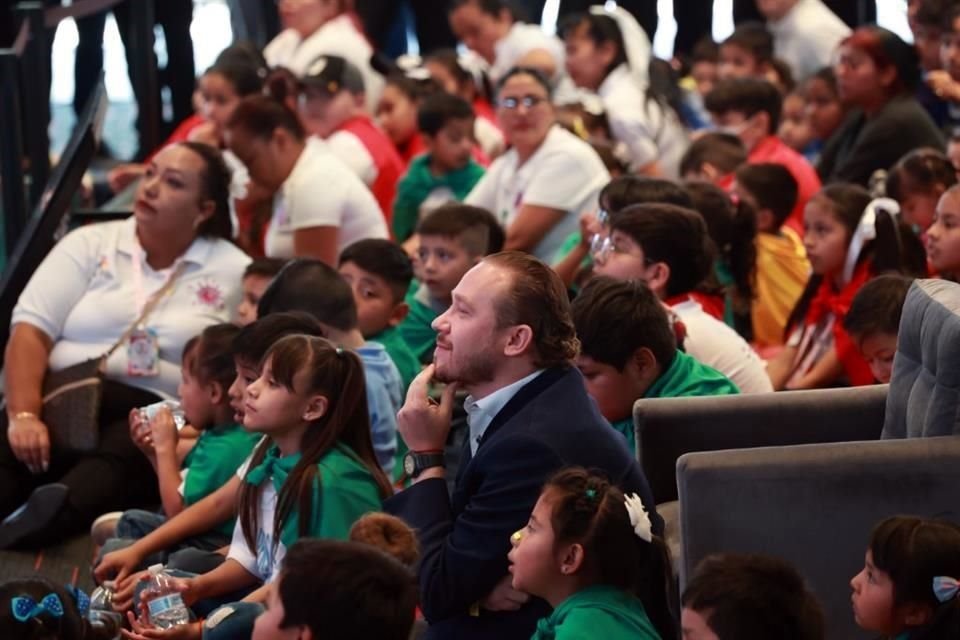 En Papalote Museo del Niño, los candidatos firmaron los compromisos y escucharon el cuento basado en su vida.