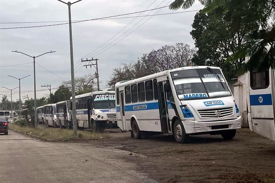 Más de 50 camiones del transporte público conocidos como 'micros' se encargan del traslado de los invitados.