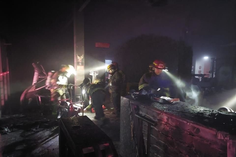 Un incendio se propagó en el área de rececpión de un gimnasio de 24 horas ubicado en calles de la Colonia Villas de San Juan, en Guadalajara.