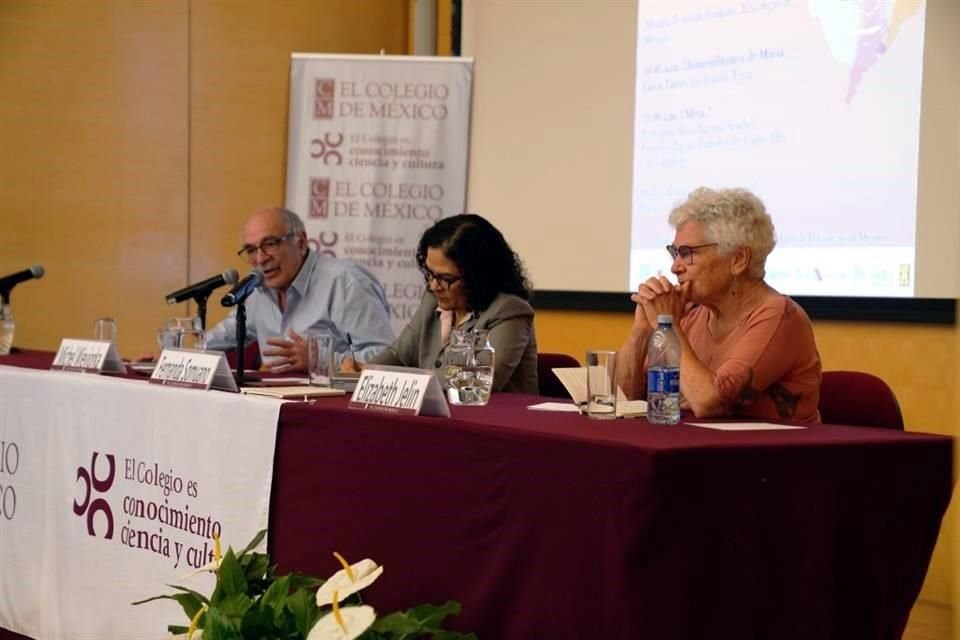 El sociólogo Michel Wieviorka, la politóloga Fernanda Somuano y la investigadora Elizabeth Jelin durante el homenaje a Touraine en El Colegio de México.