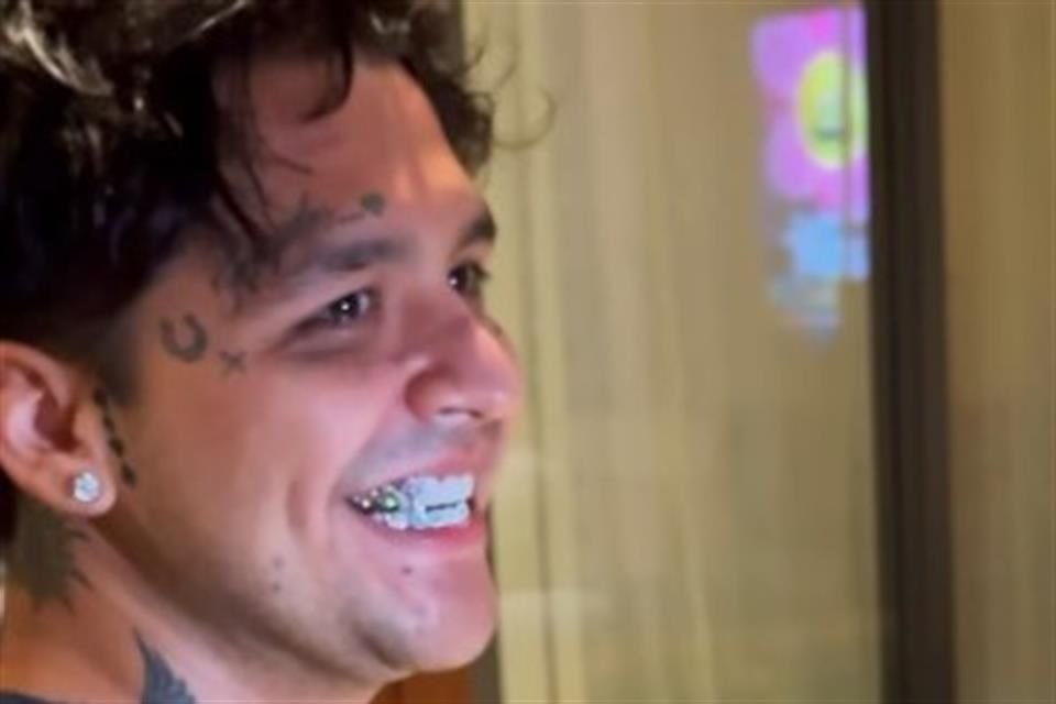 El cantante Christian Nodal presumió su nueva dentadura compuesta por diamantes de la joyería mexicana Braggao.