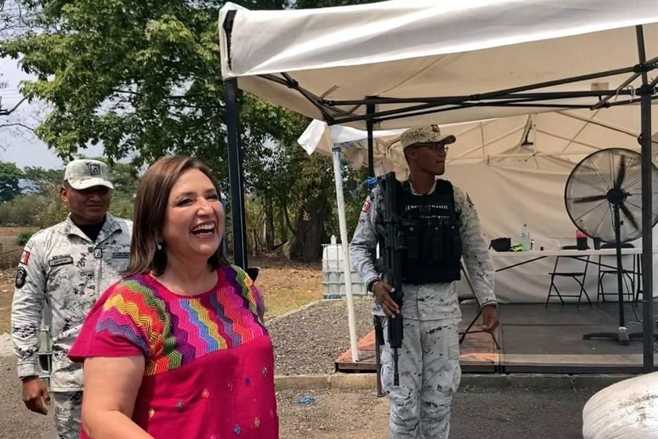 La aspirante de Oposición, Xóchitl Gálvez, saluda a agentes de la Guardia Nacional, en su camino por la costa chiapaneca.