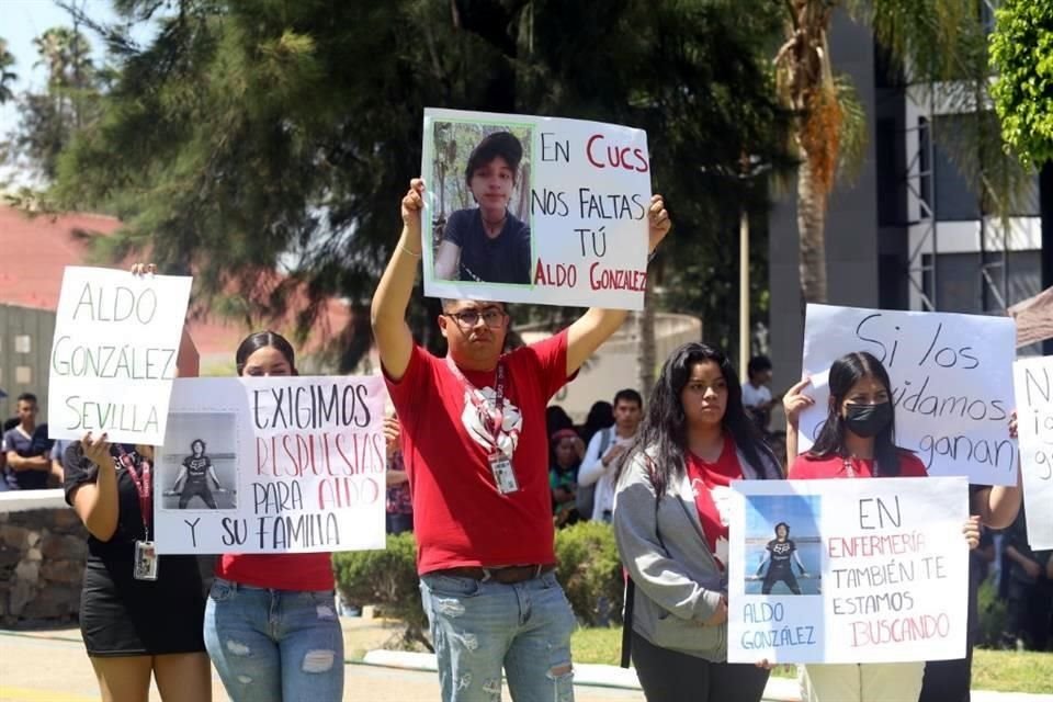 Familiares, amigos y compañeros del joven se han manifestado para pedir su localización.