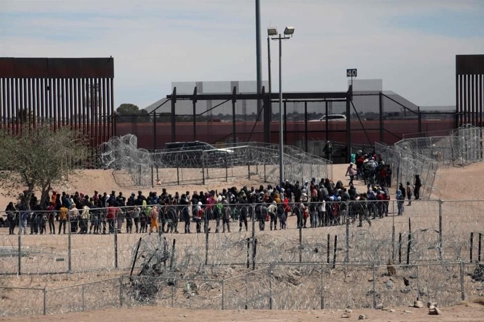 Migrantes hacen fila para ser procesados por la patrulla fronteriza en El Paso, el 18 de abril.