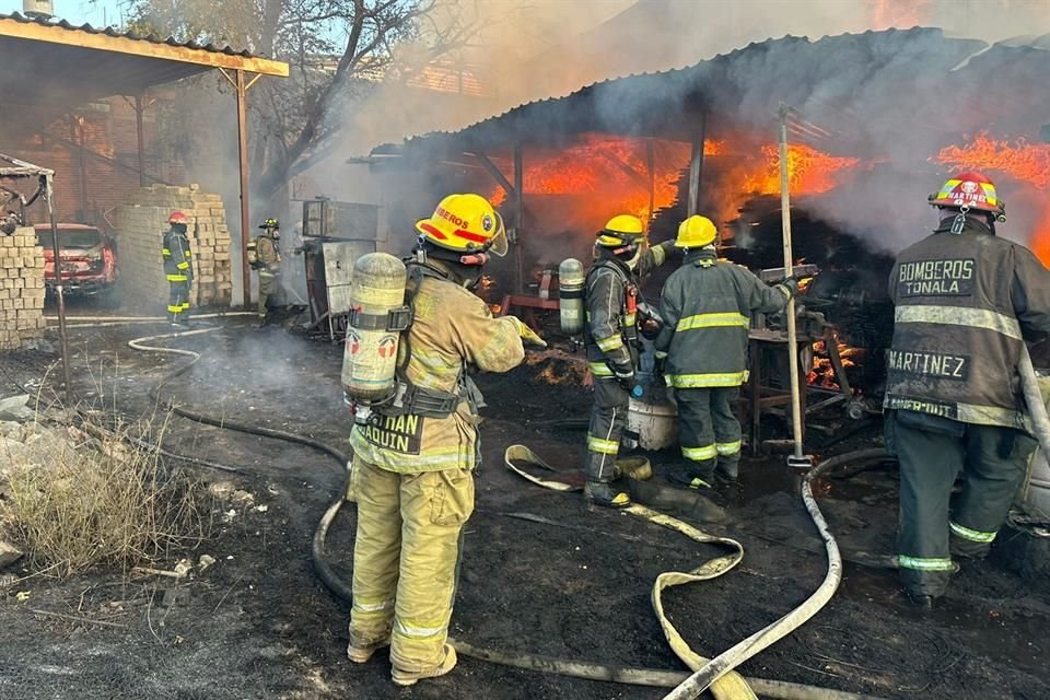 Un incendio se propagó la mañana de este miércoles en una maderería de Ciudad Aztlán, en Tonalá; el fuego se extendió a otros dos comercios.