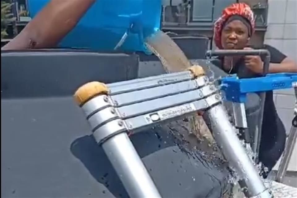 En videos habitantes de Benito Juárez mostraron a personas, en su mayoría mujeres, que eran enviadas a limpiar los depósitos, sin equipamiento.