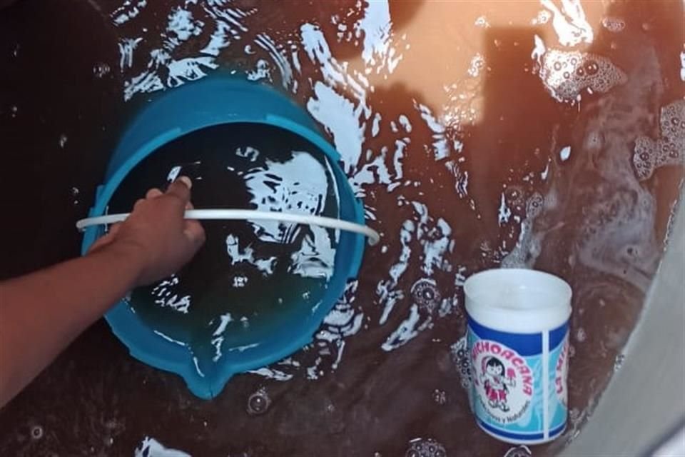 El Mandatario capitalino evadió informar si las personas en movilidad social han sido contratadas para lavar los depósitos donde cayó el agua potable con contaminantes.